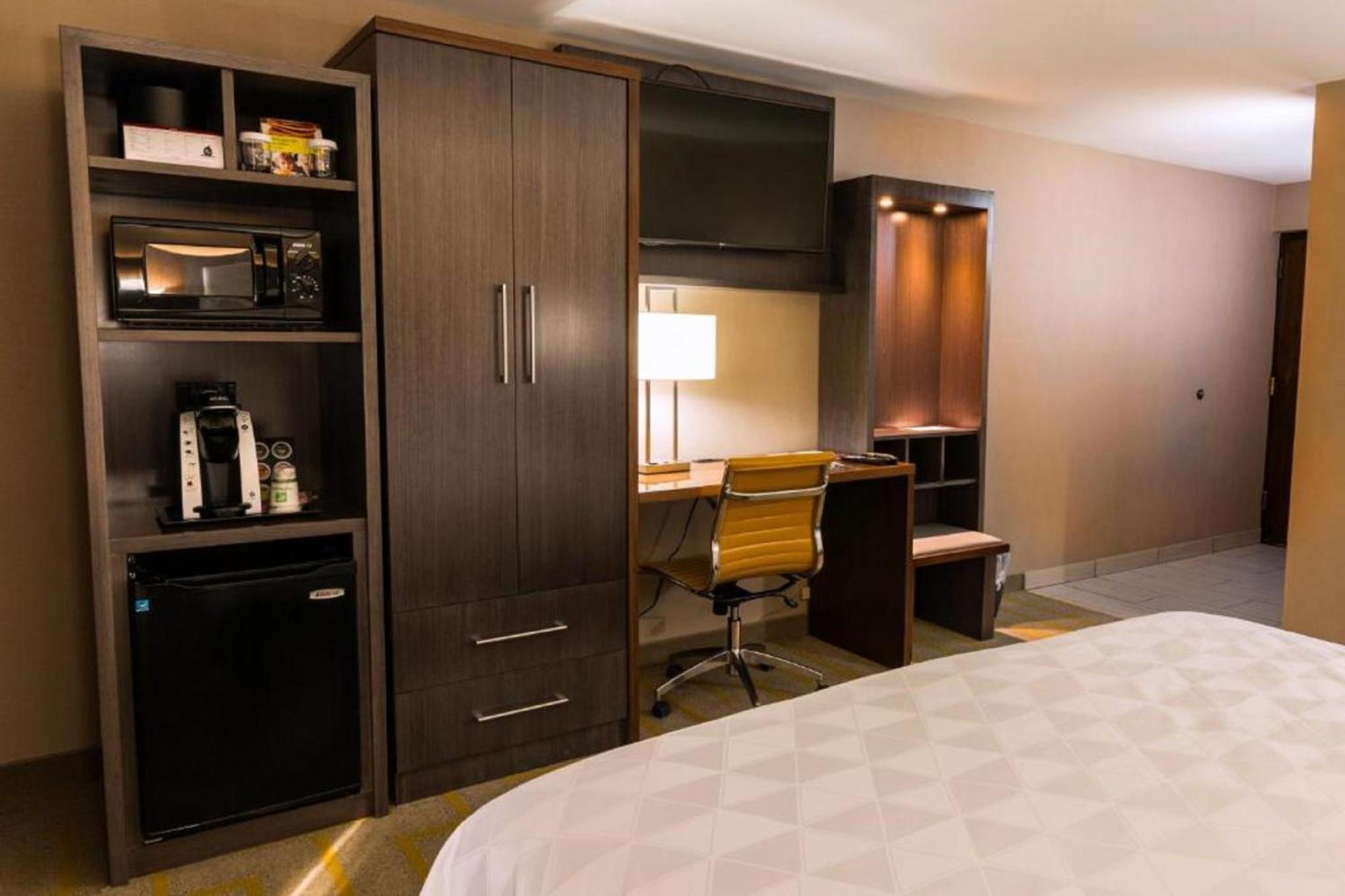 Holiday Inn Chicago Sw-Countryside Confctr By Ihg Exterior photo